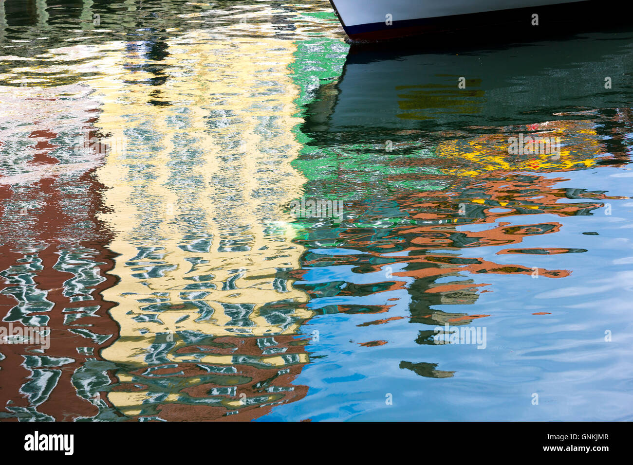 Abstrakte Farbe Reflexionen in Wellen am Nyhavn Hafen berühmten Blick auf den Kanal in Kopenhagen, Dänemark Stockfoto