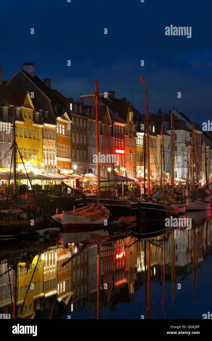 Nachtleben in der berühmten Nyhavn, alten Kanal Hafen in Kopenhagen auf Seeland, Dänemark Stockfoto