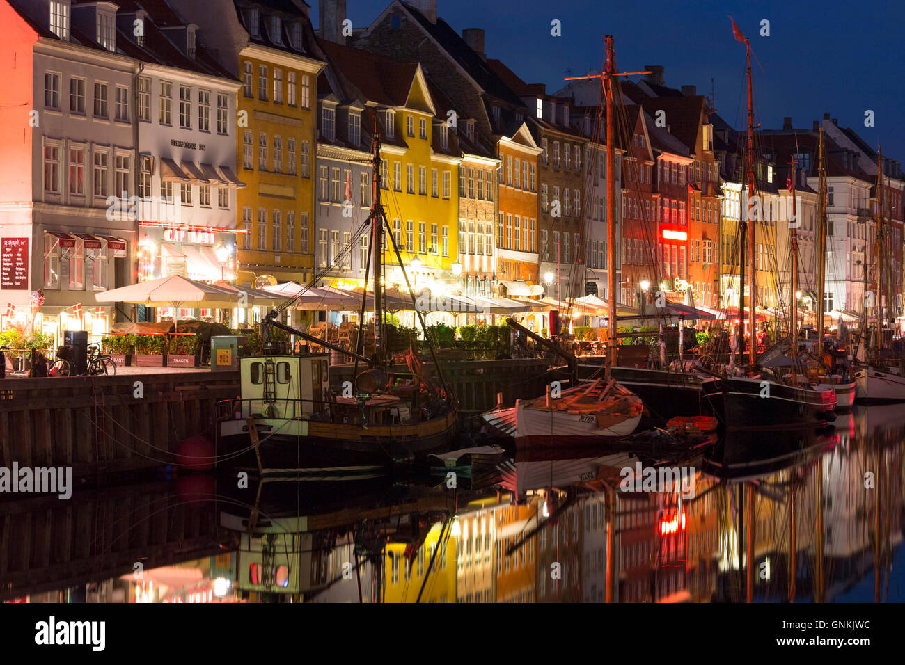 Nachtleben in der berühmten Nyhavn, alten Kanal Hafen in Kopenhagen auf Seeland, Dänemark Stockfoto