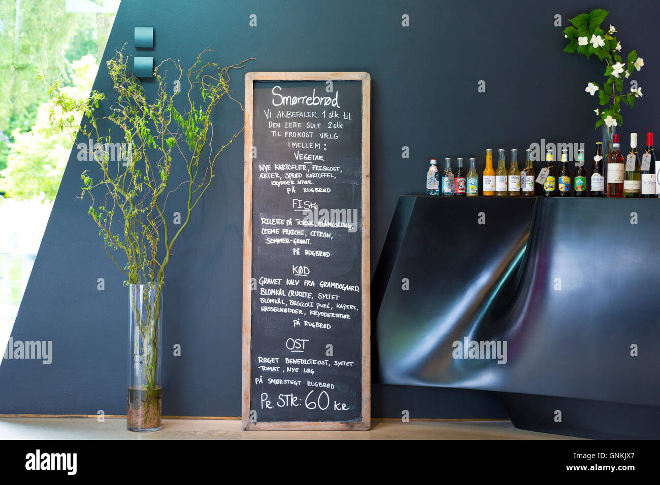 Tafel-Café Mittagessen und Snacks Menü Smorrebrod - Buffet und Getränke auf Bar at Ordrupgaard Art Design Museum, Dänemark Stockfoto