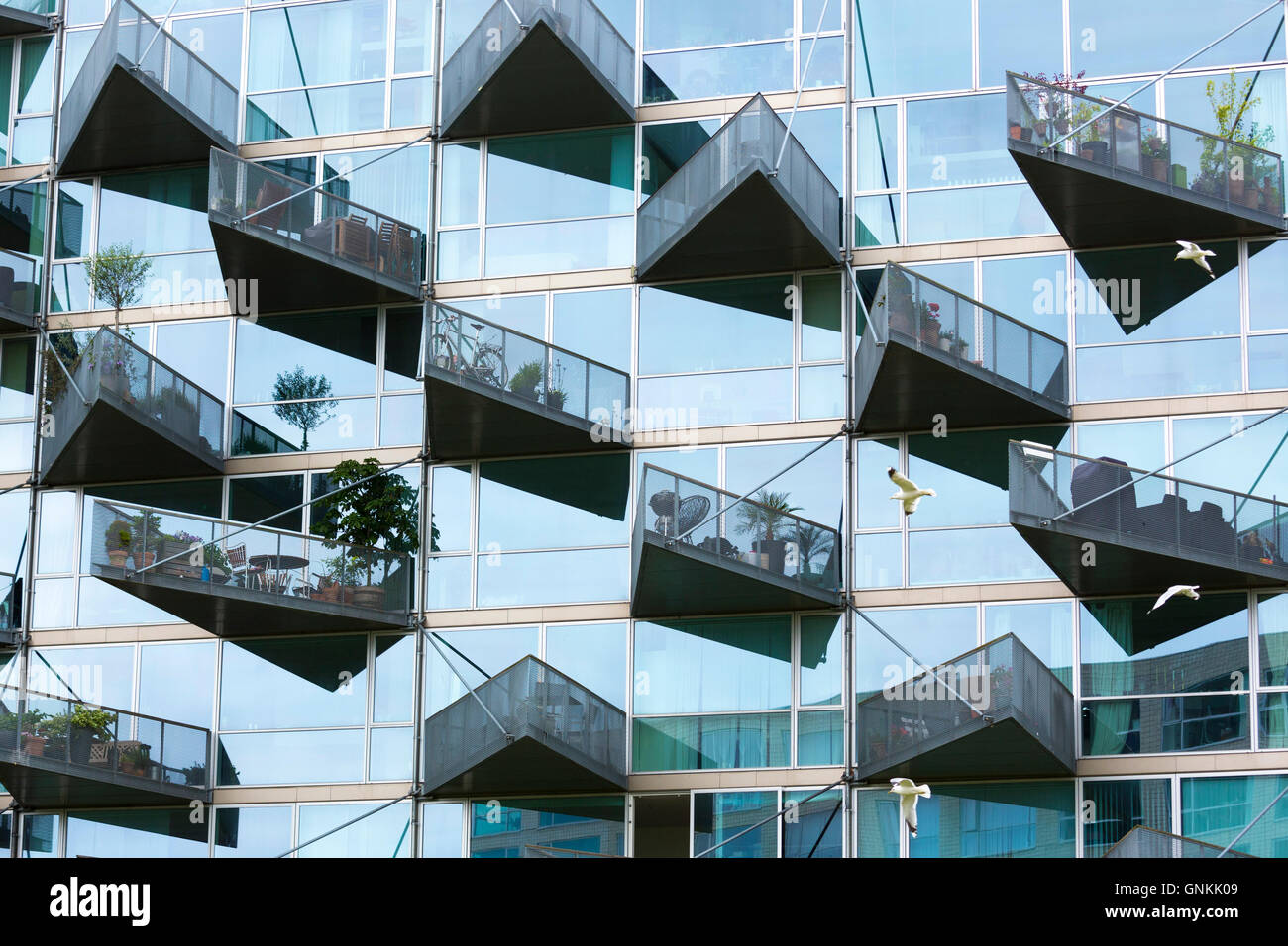 Glas Balkon moderne Architektur neue Hochhaus wohnungen Entwicklung orestads Boulevard in orestad City Bereich, Kopenhagen, Dänemark Stockfoto