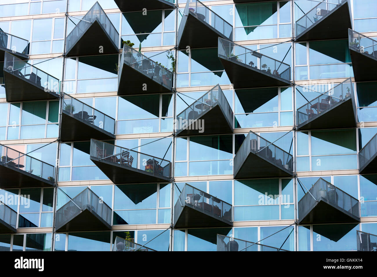 Glas-Balkon moderne Architektur high-Rise Wohnungen Neuentwicklung Orestads Boulevard im Stadtgebiet Orestad, Kopenhagen, Dänemark Stockfoto