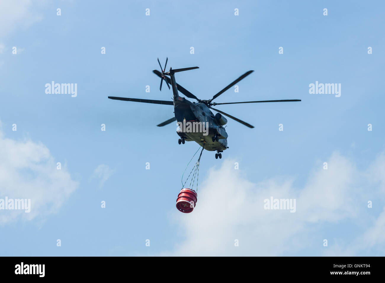 Schwerlast-Ladung Hubschrauber Sikorsky CH-53 Sea Stallion des deutschen Heeres mit Ausrüstung zur Brandbekämpfung. Stockfoto