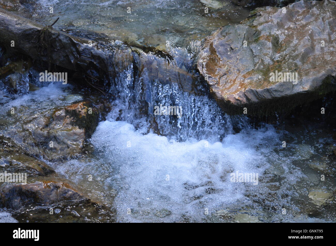 Wasser fließt über Felsen, kleinen Wasserfällen Stockfoto