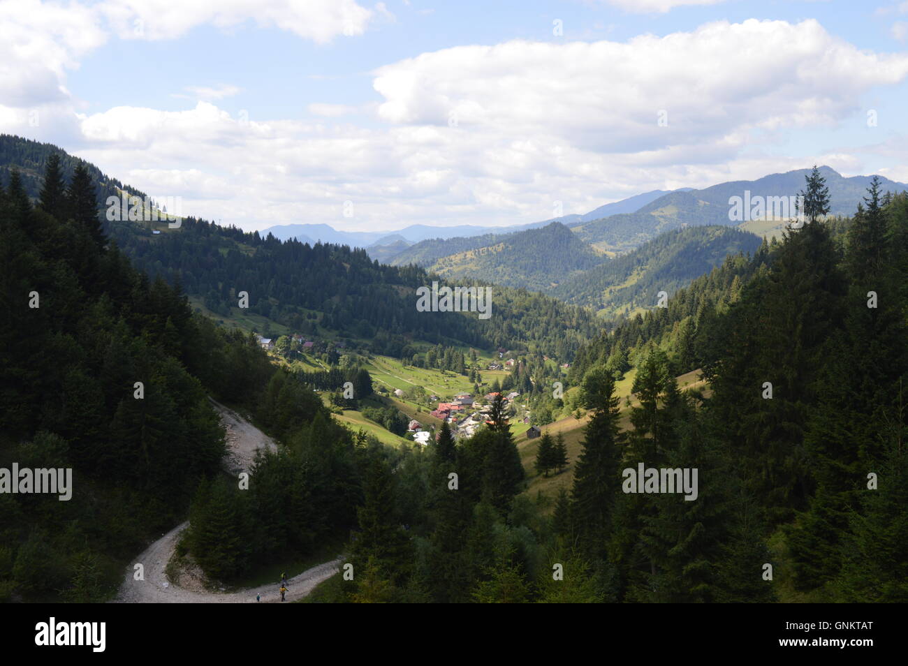 Ein Dorf zwischen Bergen Stockfoto