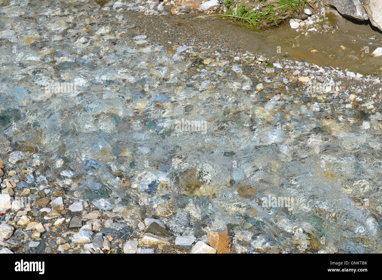 Ein Fluss mit sehr klarem Wasser Stockfoto