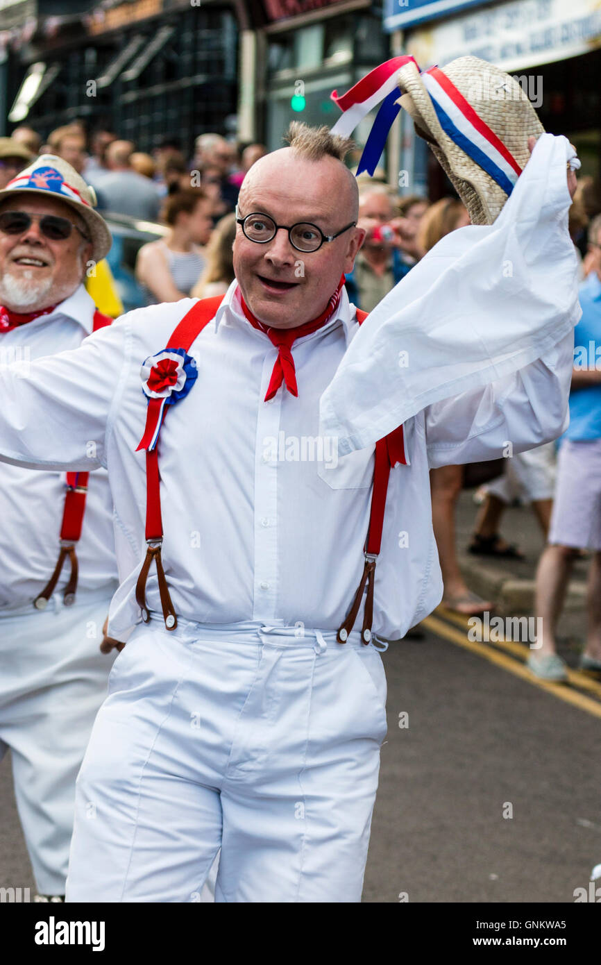 Broadstairs Folk Woche Festival. Parade. Hartley Morris Men und Sänger, Tänzer Morris mit Gläsern, steigende seinen Hut mohican Frisur zu offenbaren. Stockfoto