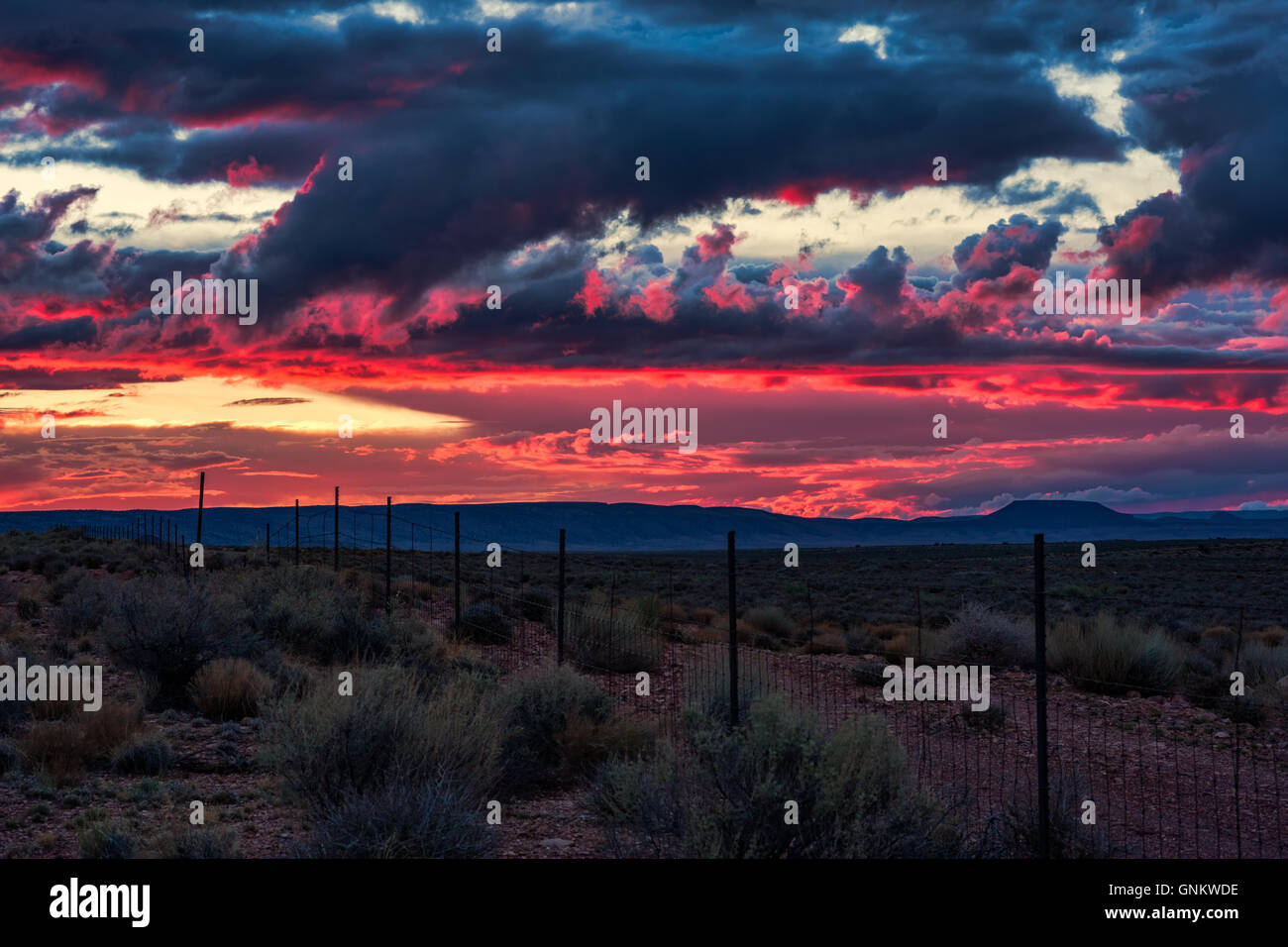 Dunkle Wolken und farbenfrohen Sonnenuntergang Himmel über Nord-Arizona, USA Stockfoto