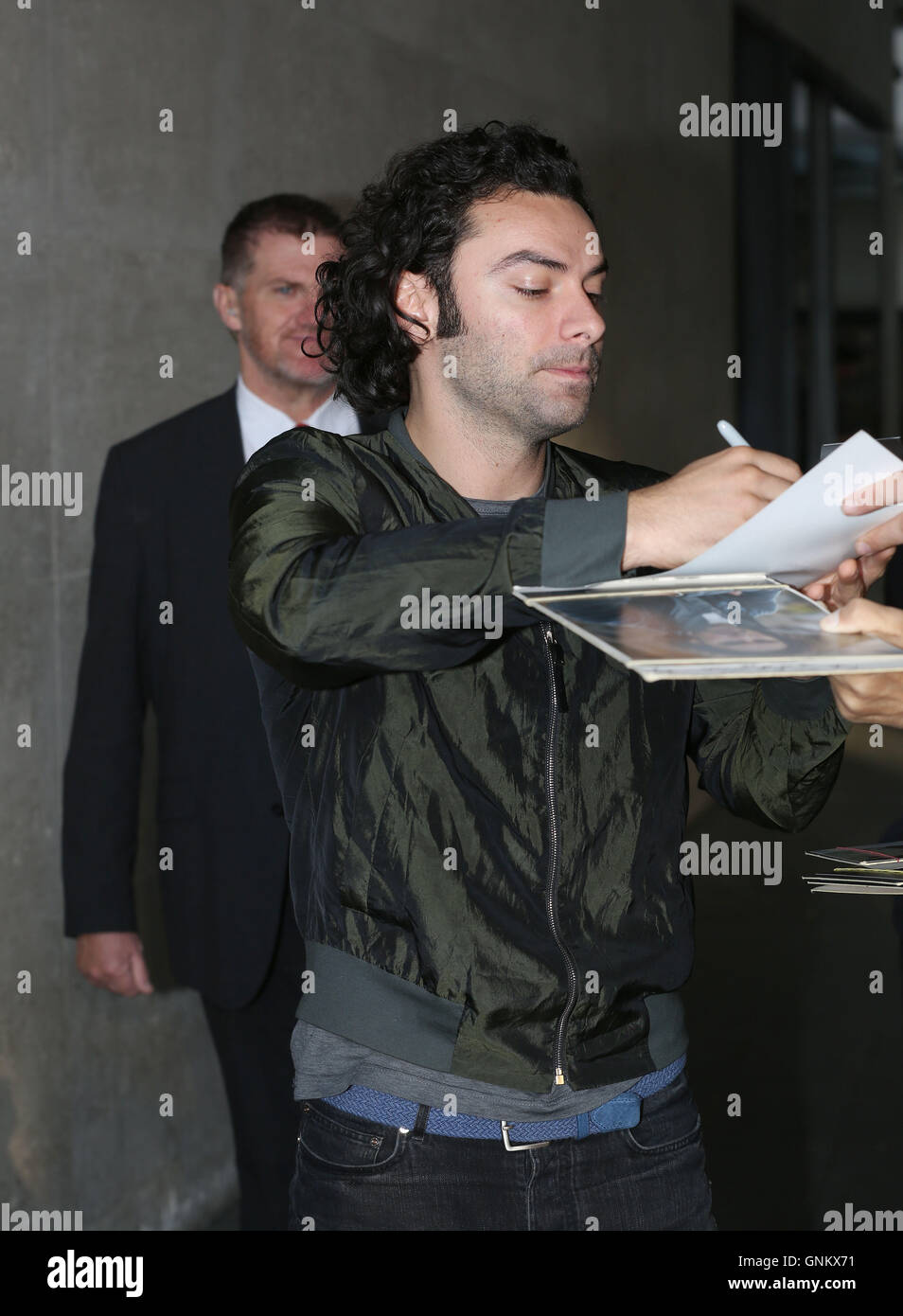 Schauspieler Aidan Turner kommt bei BBC Broadcasting House in London, für einen Auftritt als Gast in der Radio 1 Frühstück Show mit Nick Grimshaw. Stockfoto