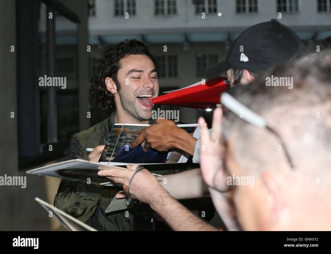 Schauspieler Aidan Turner kommt bei BBC Broadcasting House in London, für einen Auftritt als Gast in der Radio 1 Frühstück Show mit Nick Grimshaw. Stockfoto