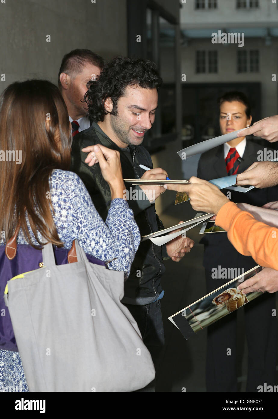 Schauspieler Aidan Turner kommt bei BBC Broadcasting House in London, für einen Auftritt als Gast in der Radio 1 Frühstück Show mit Nick Grimshaw. Stockfoto