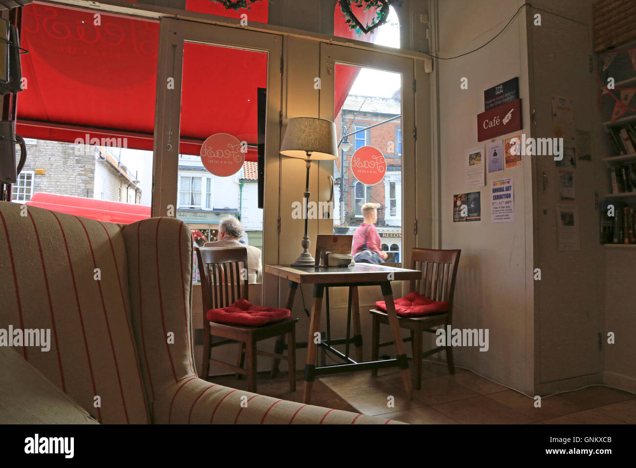 Tisch für zwei, Café-Interieur Stockfoto