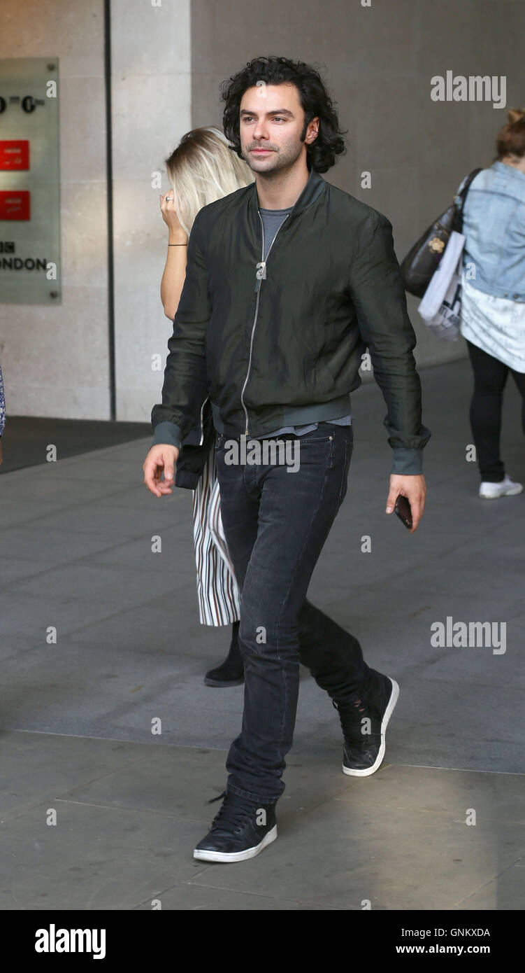 Poldark Schauspieler Aidan Turner lässt BBC Broadcasting House in London, nach einem Auftritt als Gast in der Radio 1 Frühstück Show mit Nick Grimshaw. Stockfoto