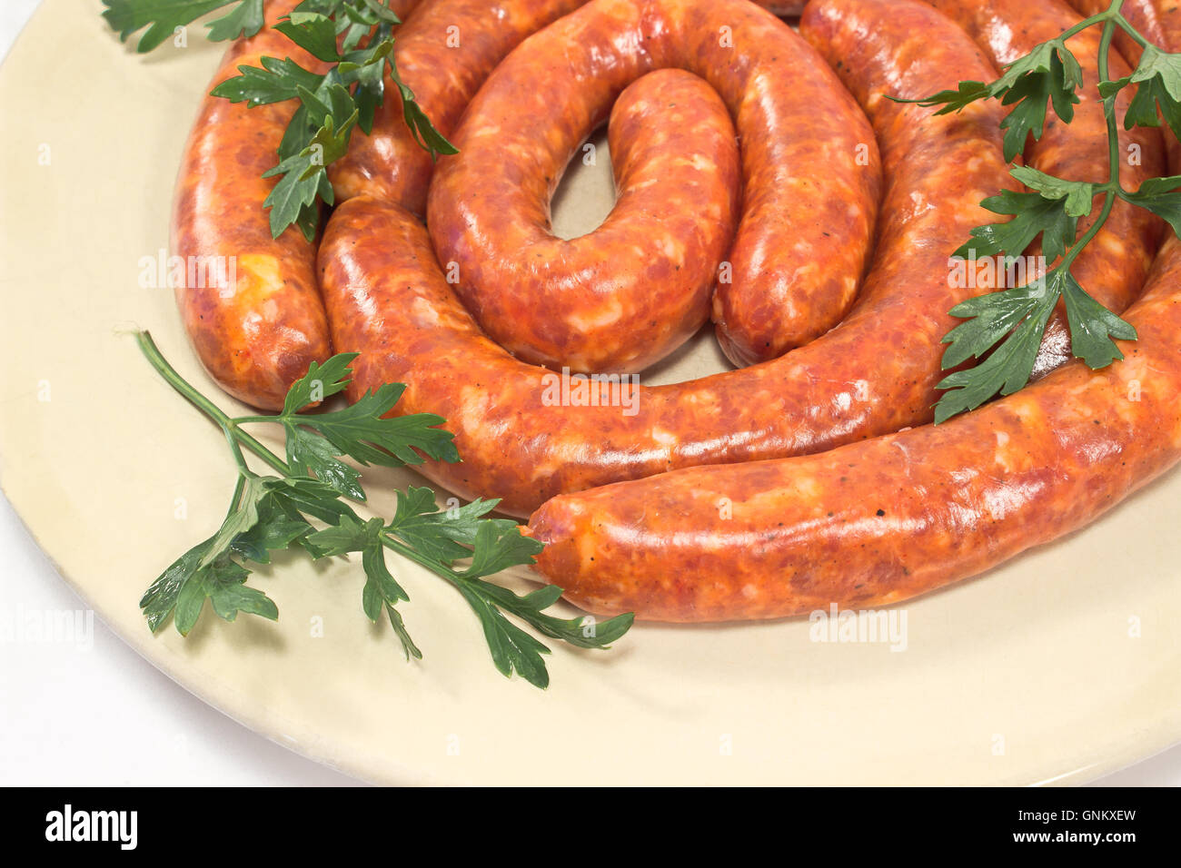 Frische rohe Würste auf Platte Stockfoto