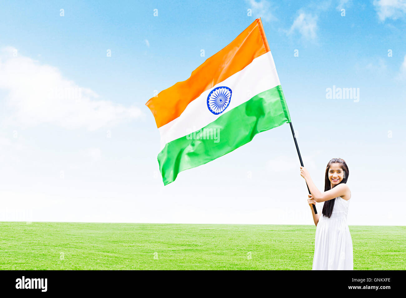 1 indische Jugendliche Mädchen Unabhängigkeitstag Park Satnding Holding flatternde Fahne Stockfoto