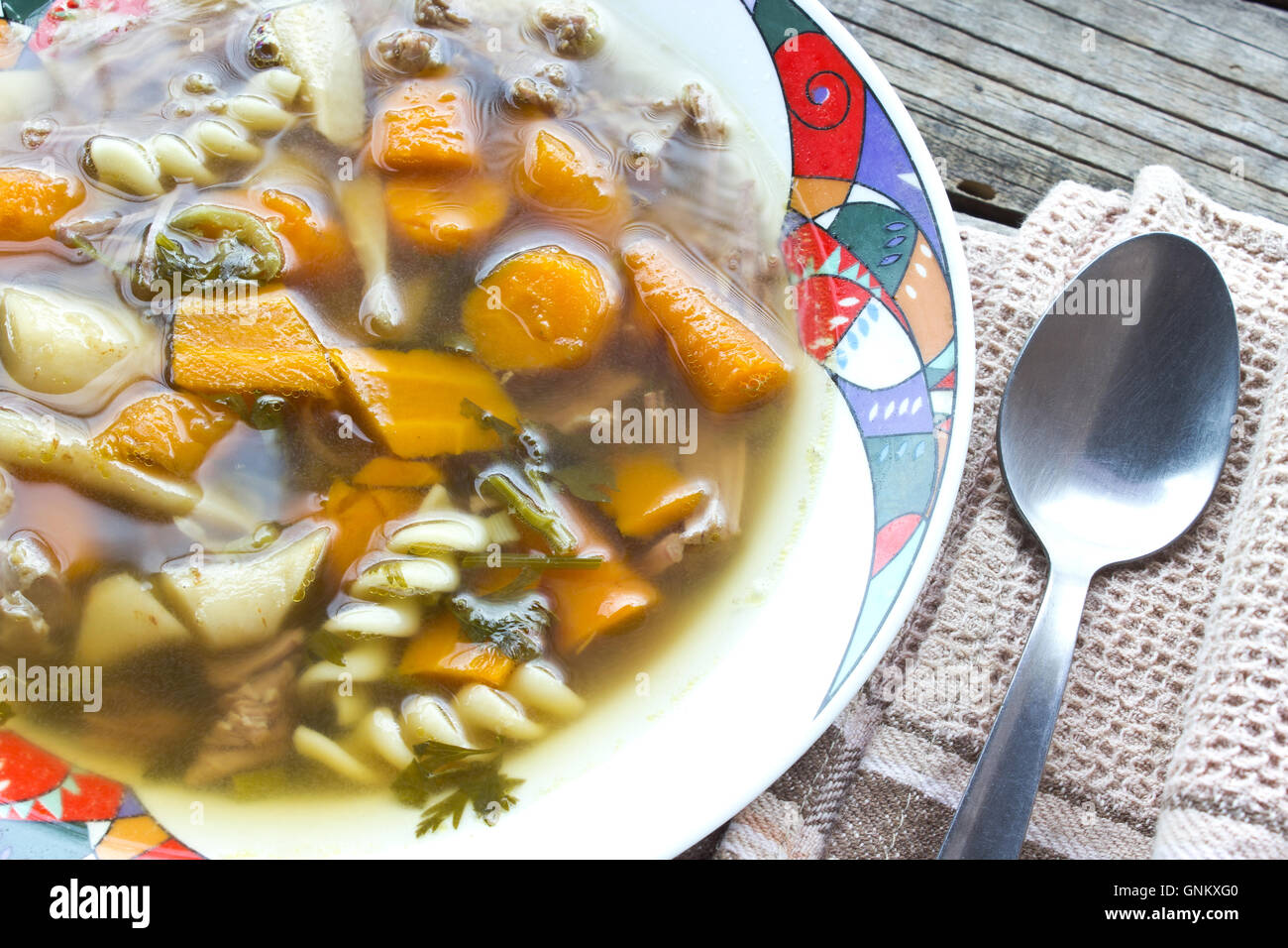 Rindfleisch und Gemüse Suppe im Teller mit Löffel Stockfoto
