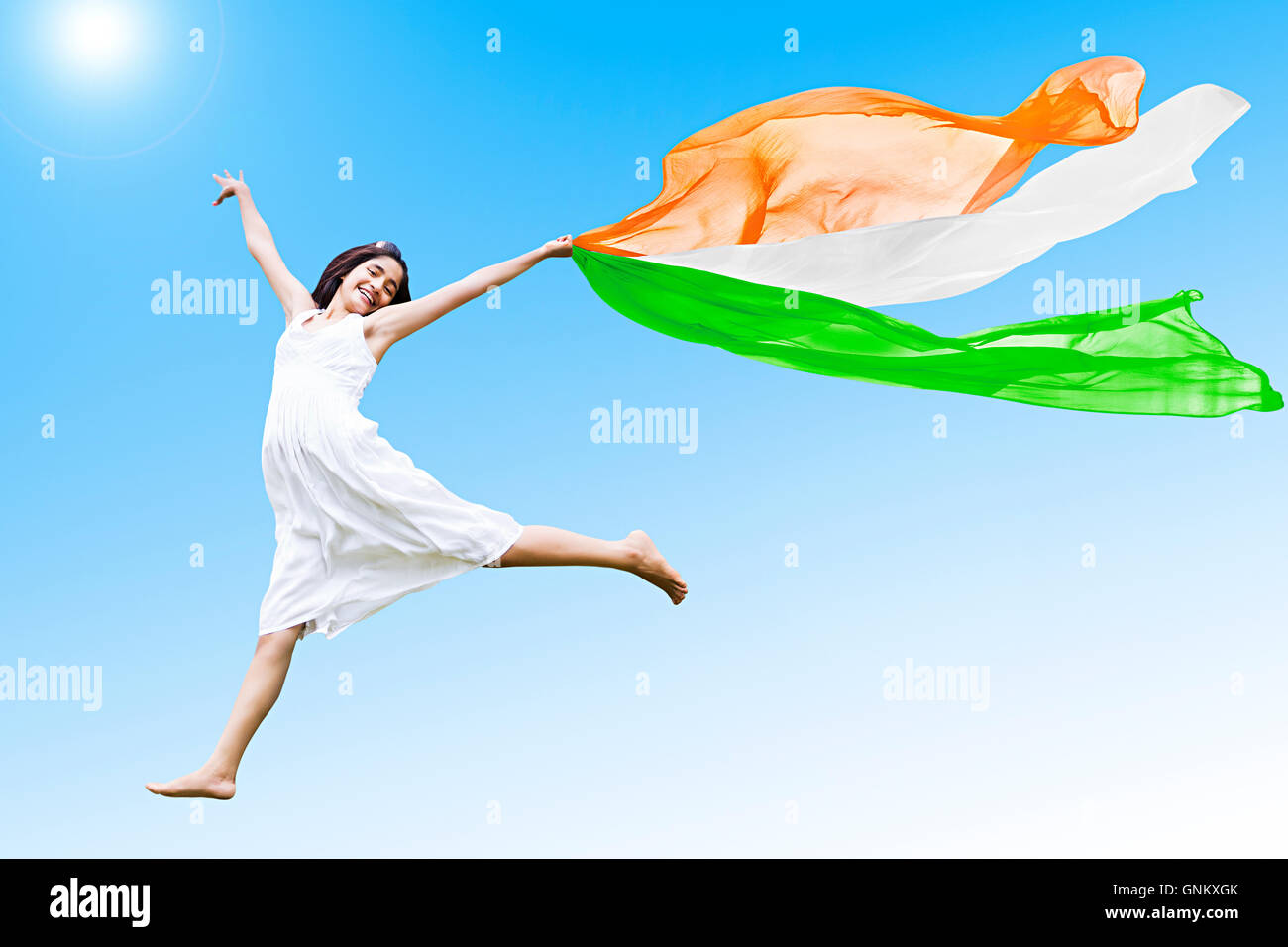 1 indische Jugendliche Mädchen Unabhängigkeitstag Jumping holding Dupatta flattern Stockfoto