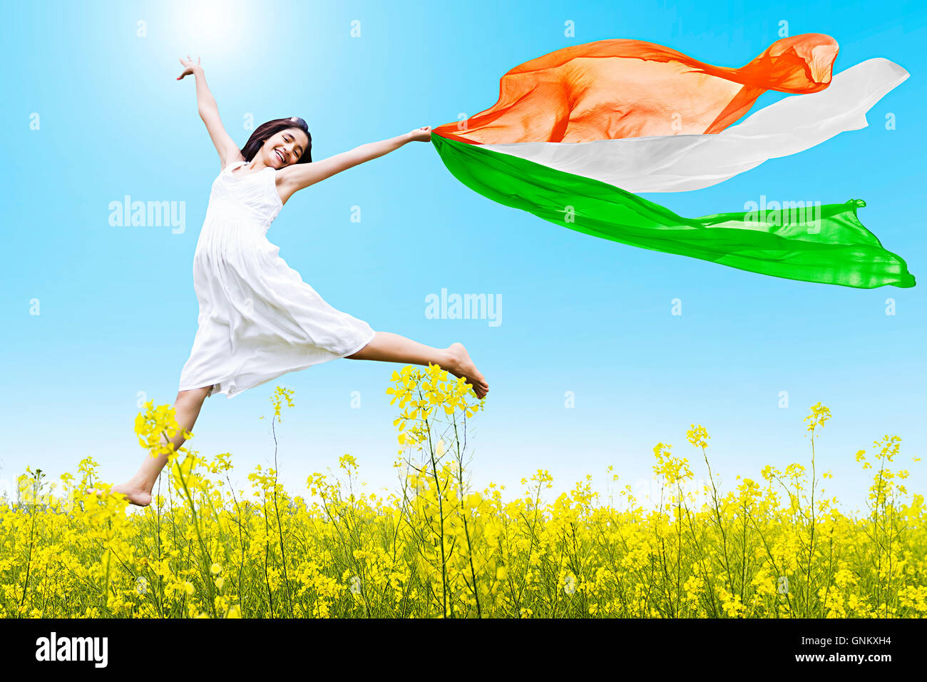 1 indische Jugendliche Mädchen Unabhängigkeitstag Farm Jumping holding Dupatta flattern Stockfoto