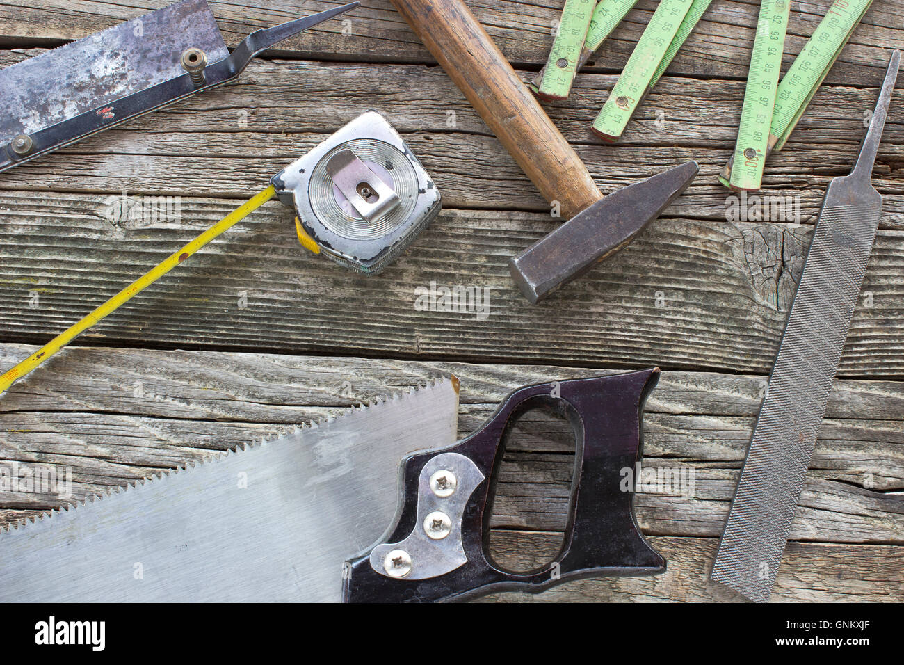 Alte verwendet Zimmereiwerkzeuge auf hölzernen Hintergrund Stockfoto