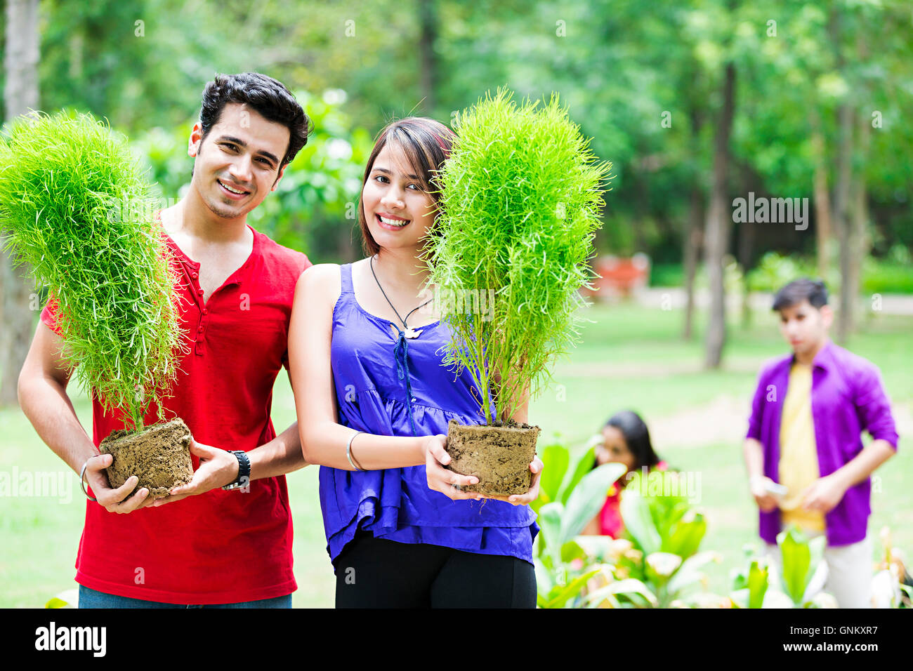 2 Young Boy und Girl Friends Park Pflanze zeigt Pflanzenwelt Stockfoto
