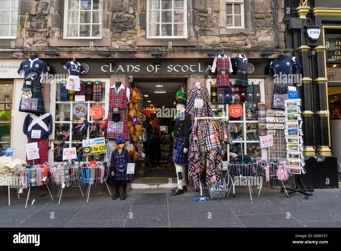 Tourist Shop auf High Street verkaufen schottische Souvenirs und Kunsthandwerk in Edinburgh, Schottland, Vereinigtes Königreich. Stockfoto