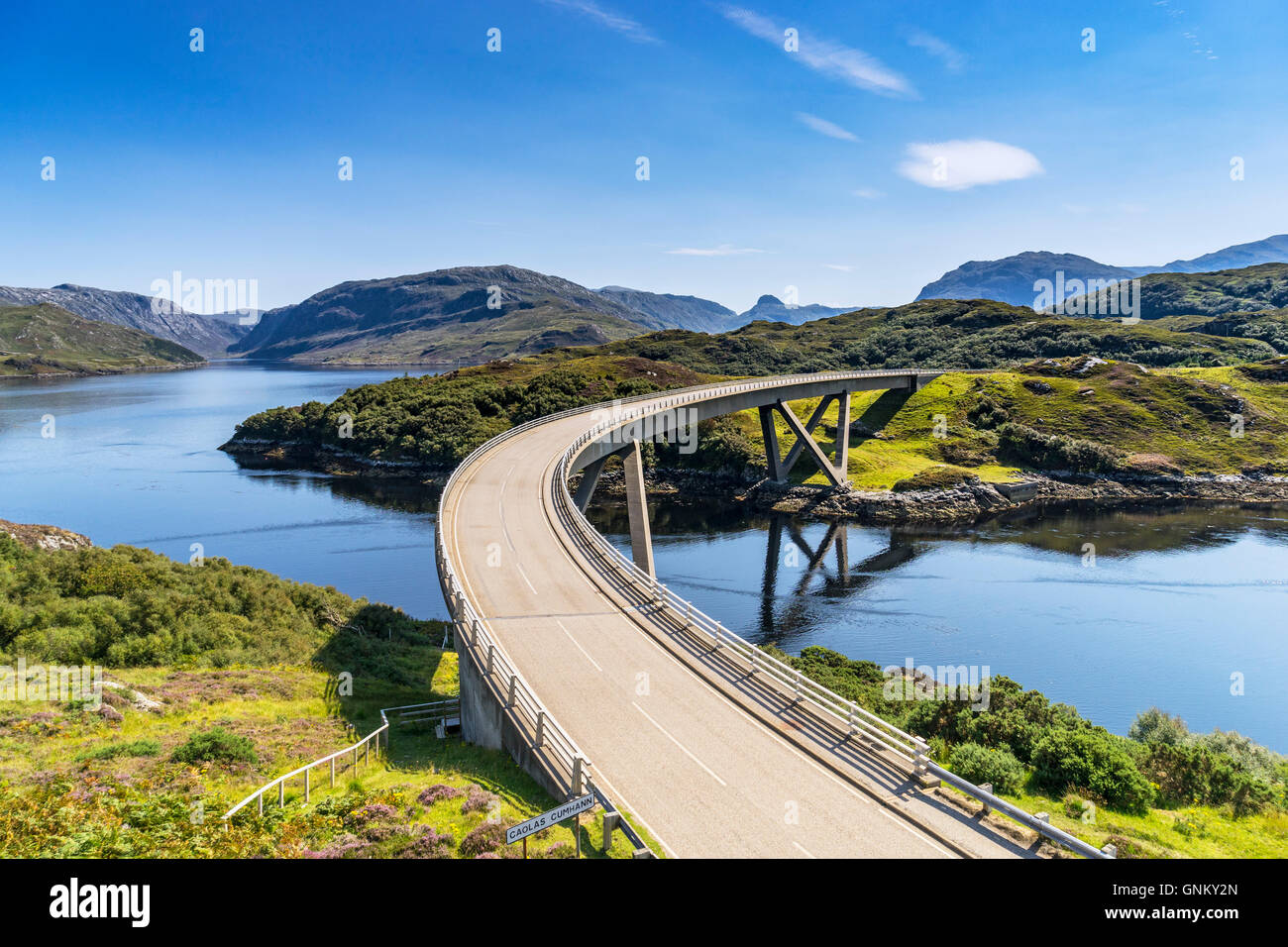 Ansicht von Kylesku Brücke über North Coast 500 Touristenroute in Sutherland, Highland, Schottland, Vereinigtes Königreich, Stockfoto