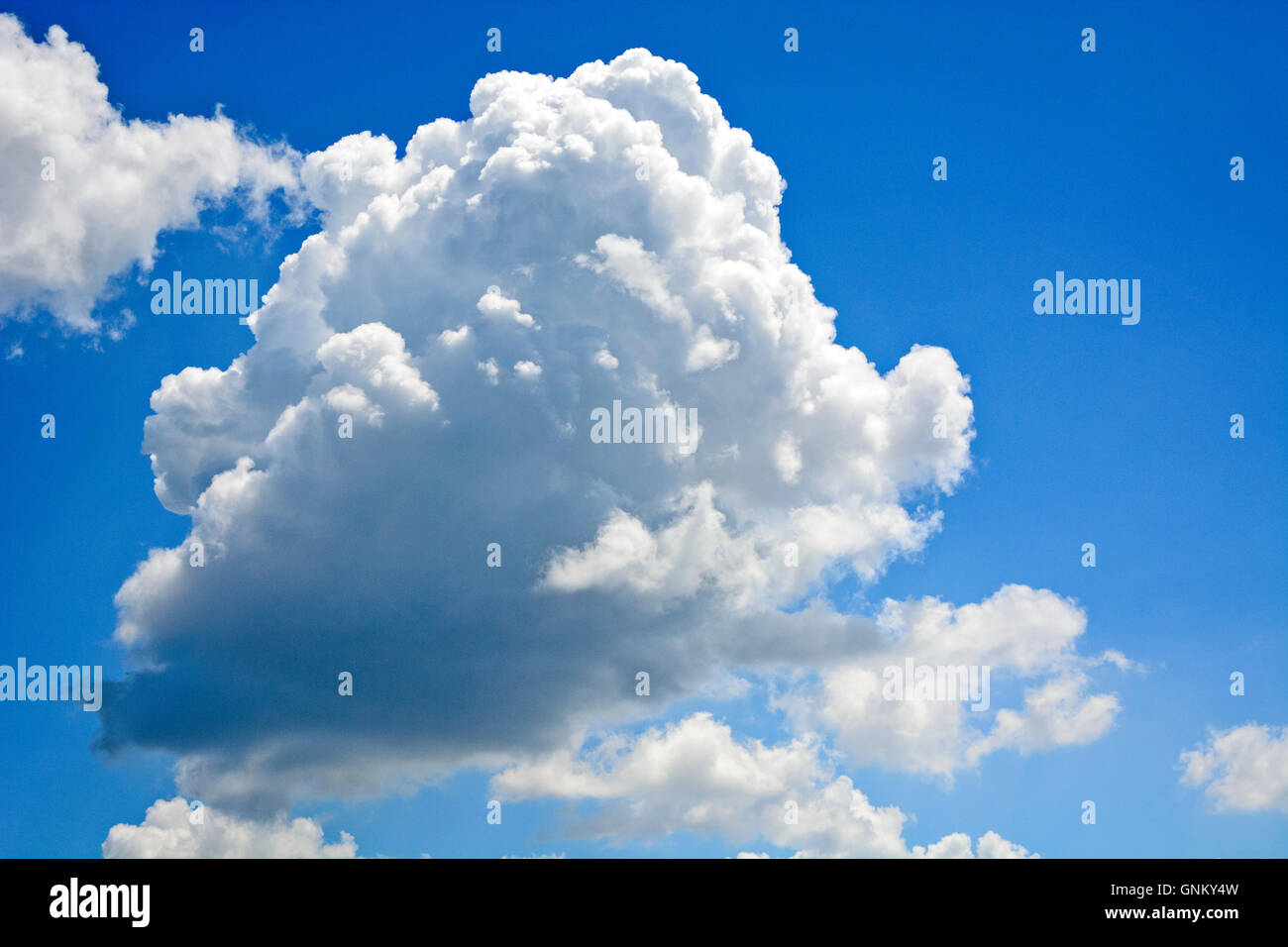 Sommertag und die weißen Wolken, die blauen Himmel zu reisen. Stockfoto