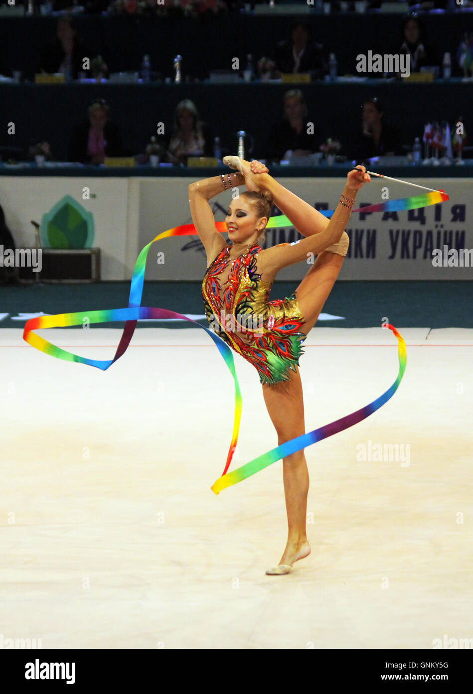 Daria Kondakova (Russland) führt auf Deriugina Cup (WM rhythmische Gymnastik) am 8. Mai 2011 in Kiew, Ukraine Stockfoto