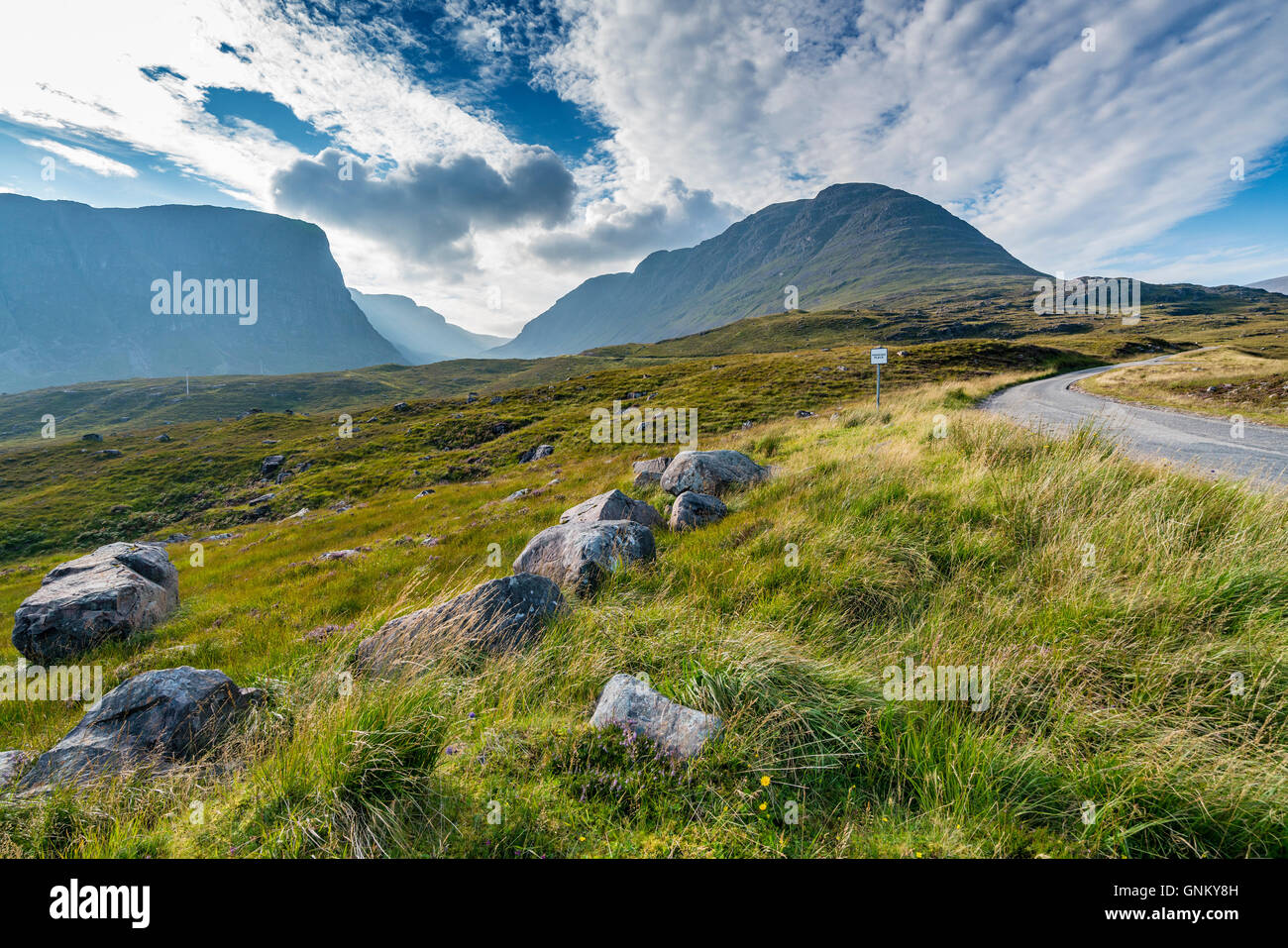 Entfernte Autobahn und Berg weitergeben Bealach Na Ba Applecross Halbinsel, Wester Ross, Teil der nördlichen Küste 500 Touristenroute, Scot Stockfoto