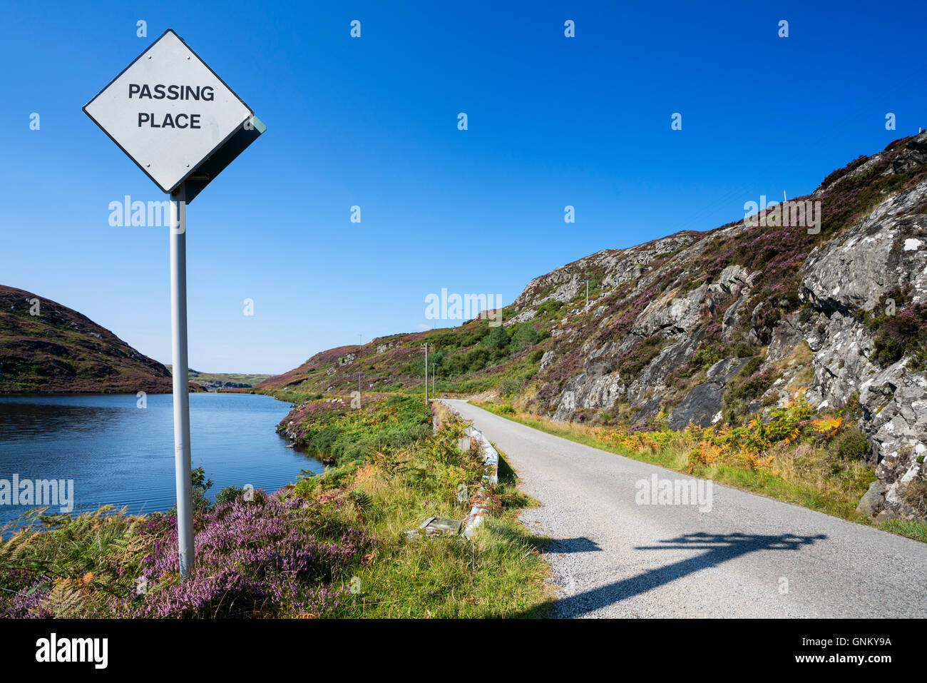 Entfernte Autobahn B869 Teil des North Coast 500 Touristenroute in Highland Region im Sommer, Schottland, Vereinigtes Königreich Stockfoto