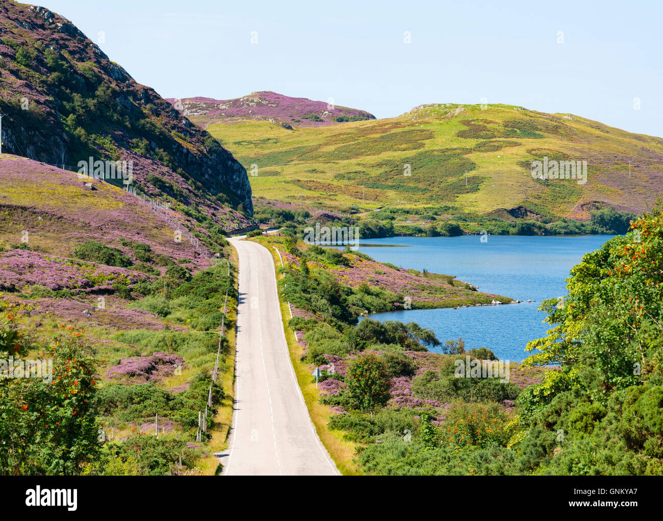 Entfernte Autobahn A894 Teil des North Coast 500 Touristenroute in Highland Region, in der Nähe von Scourie Norden Schottland im Sommer, United King Stockfoto