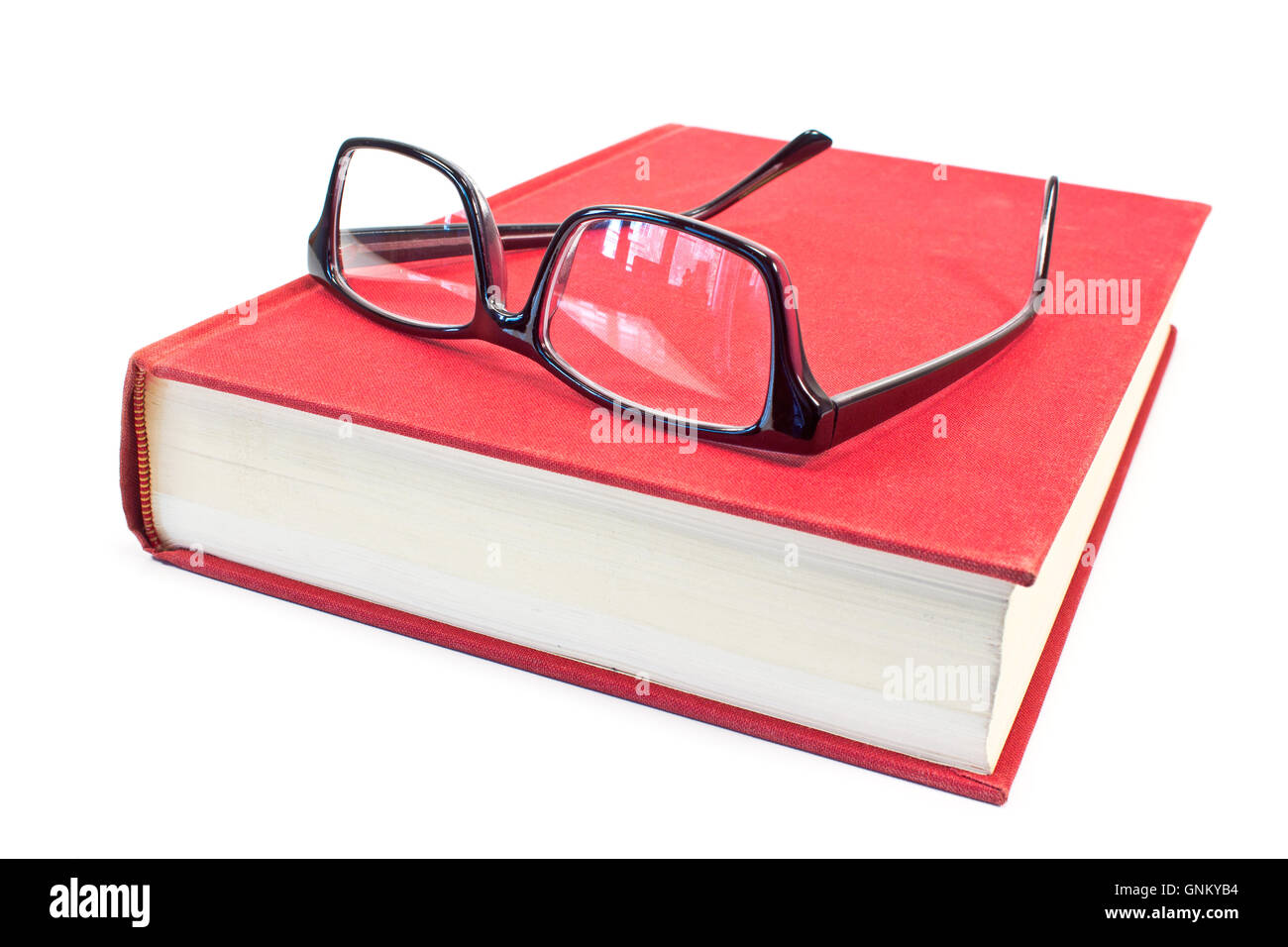 Brille und Buch isoliert auf weiss Stockfoto