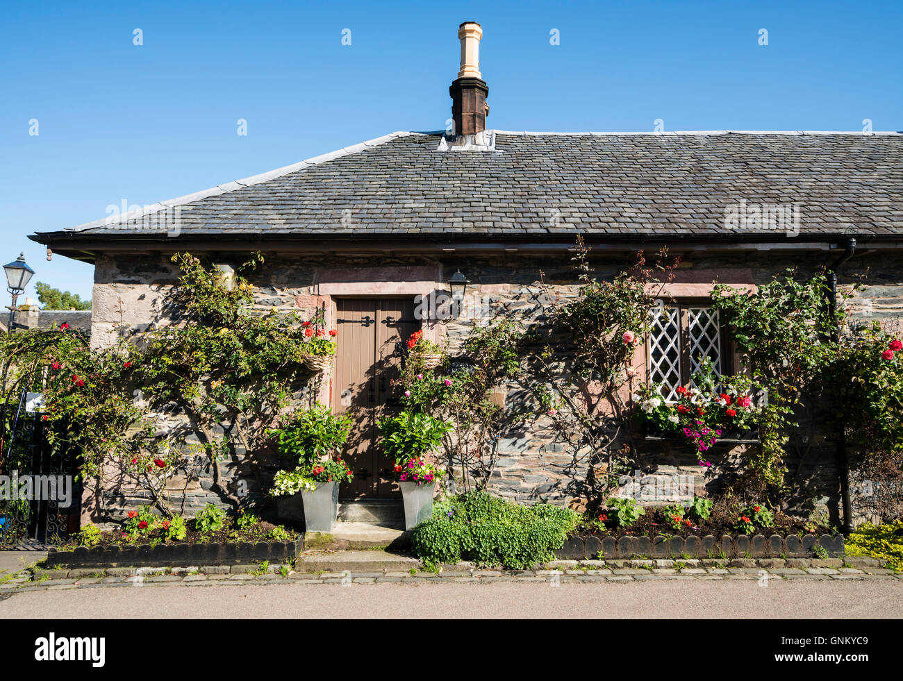 Traditionellen alten Hütten im historischen Dorf von Luss am Ufer des Loch Loomnd in Argyll and Bute, Scotland, United Kingdom Stockfoto