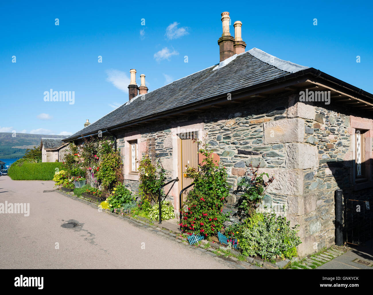 Traditionellen alten Hütten im historischen Dorf von Luss am Ufer des Loch Lomond in Argyll and Bute, Scotland, United Kingdom Stockfoto
