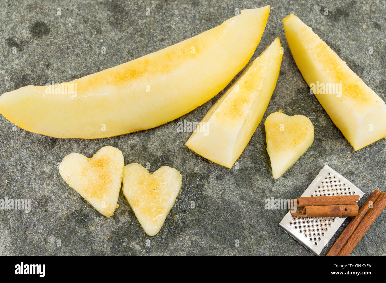 Frische Melone FRUCHTSCHEIBEN auf einem Steintisch Stockfoto