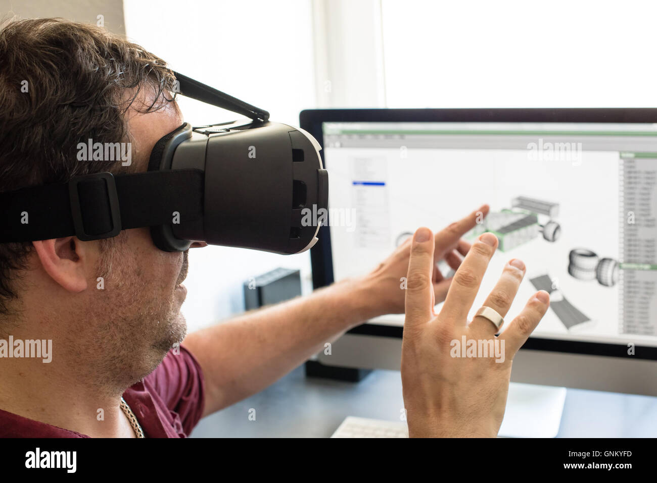 Männliche Ingenieur mit VR-Brille Stockfoto