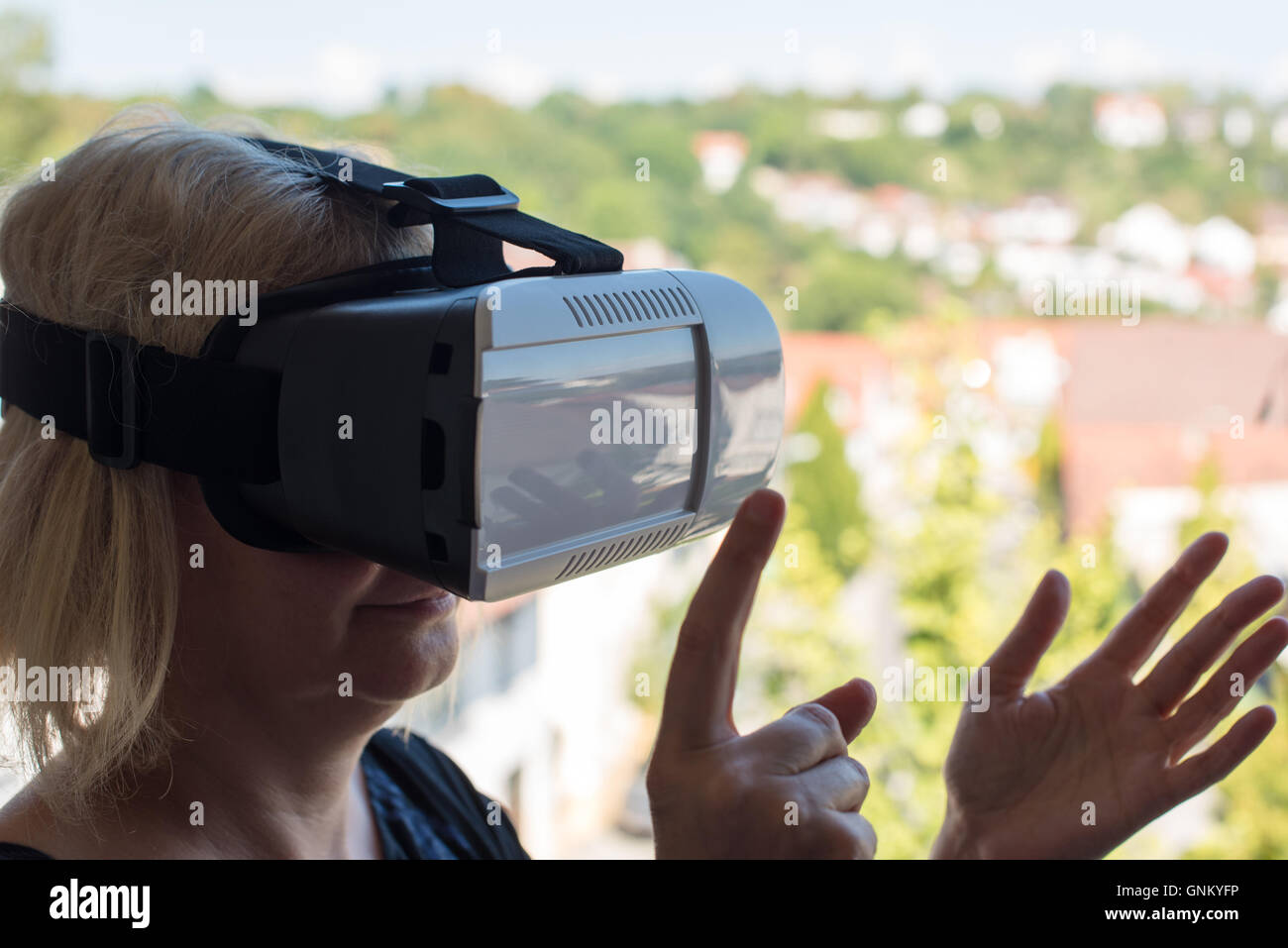 Geschäftsfrau mit virtual-Reality-Brille Stockfoto
