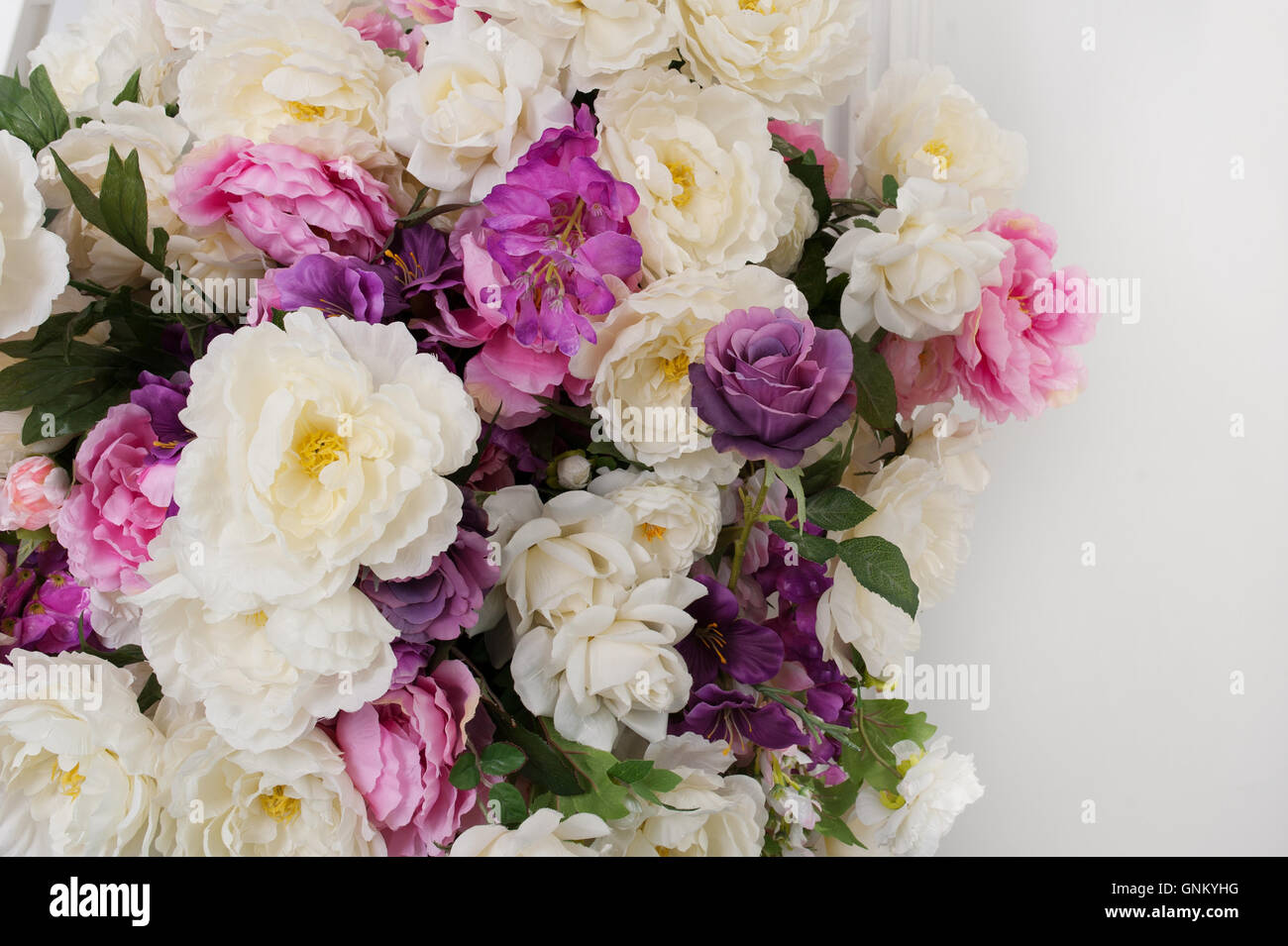schöner Blumenstrauß der Blumen auf weißem Hintergrund Stockfoto
