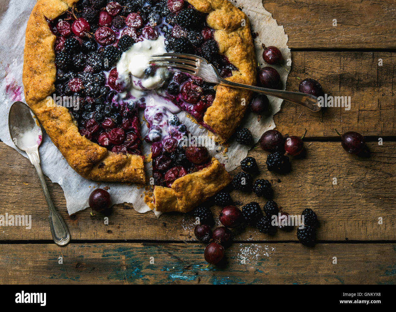 Garten-Beere Crostata süße Torte mit geschmolzenen Vanille Eisportionierer Stockfoto