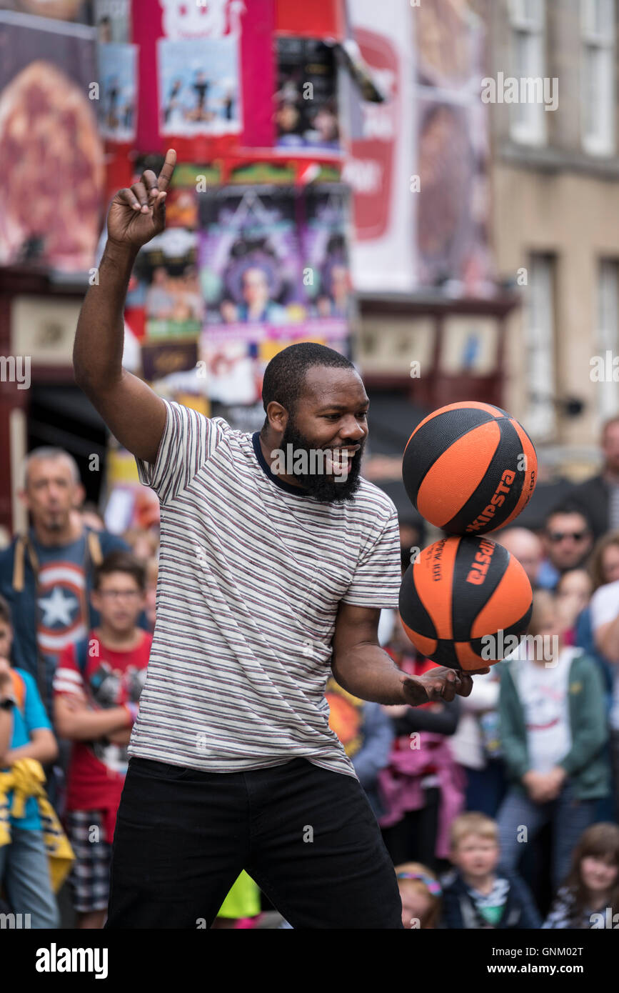 Straßenkünstler auf der High Street in Edinburgh Fringe Festival 2016 in Schottland, Vereinigtes Königreich Stockfoto