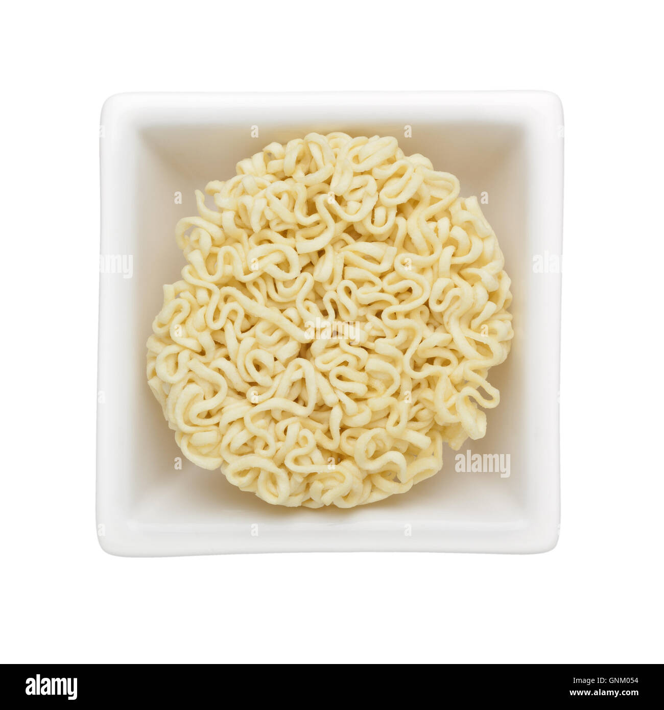 Instant-Nudeln in eine quadratische Schale isoliert auf weißem Hintergrund Stockfoto