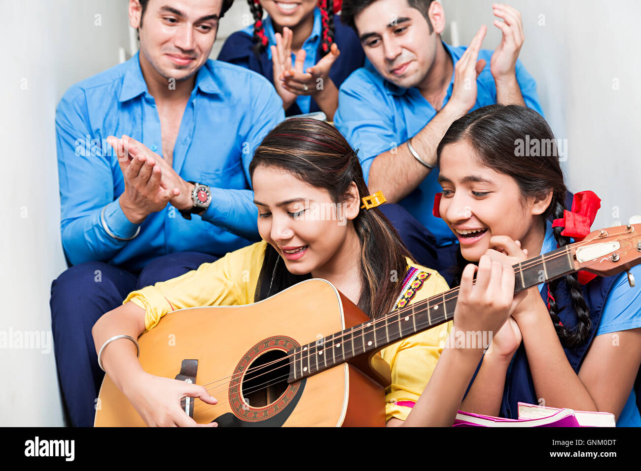 5 ländlichen Schule Schüler und Lehrer Musiker Gitarre lernen Stockfoto