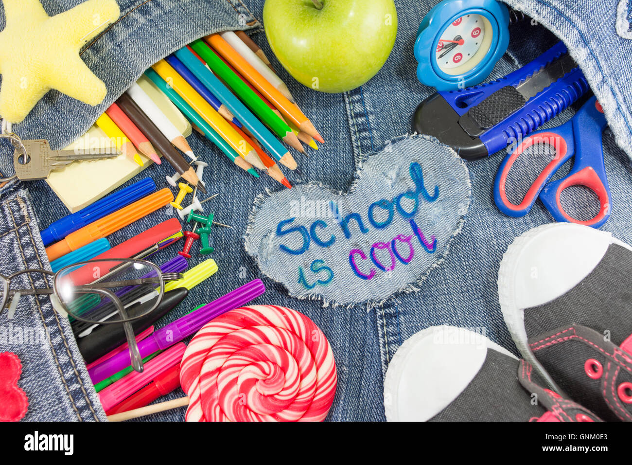 Schule ist cool Schild mit kreativen Lernobjekte auf Blue jeans Stockfoto