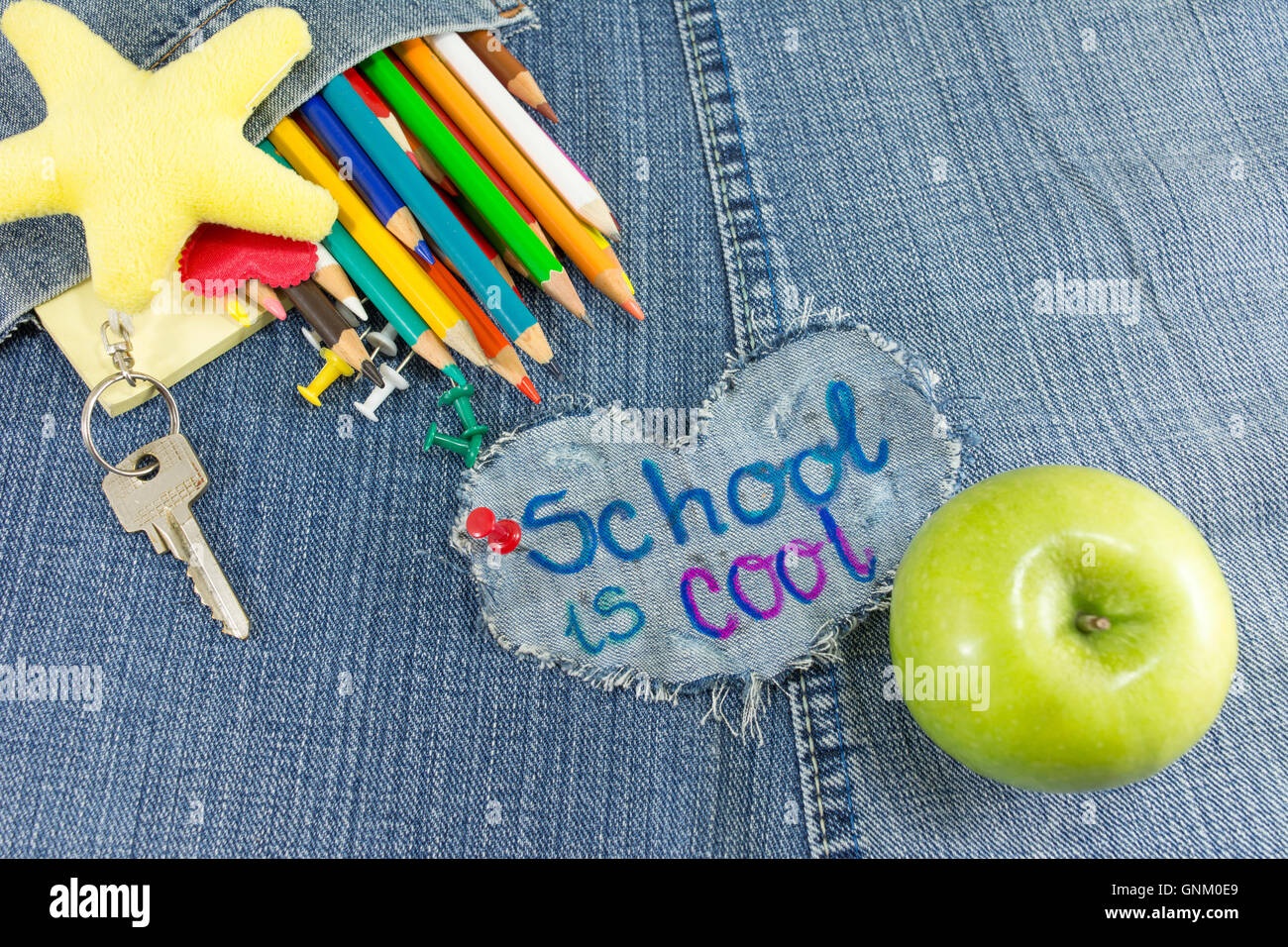 Schule ist cool Schild mit kreativen Lernobjekte auf Blue jeans Stockfoto
