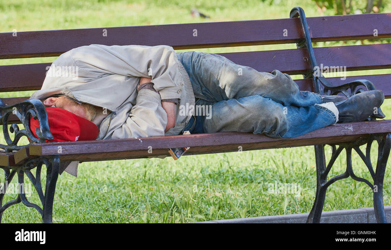 Mann schläft auf Bank Sewastopol-Krim Stockfoto