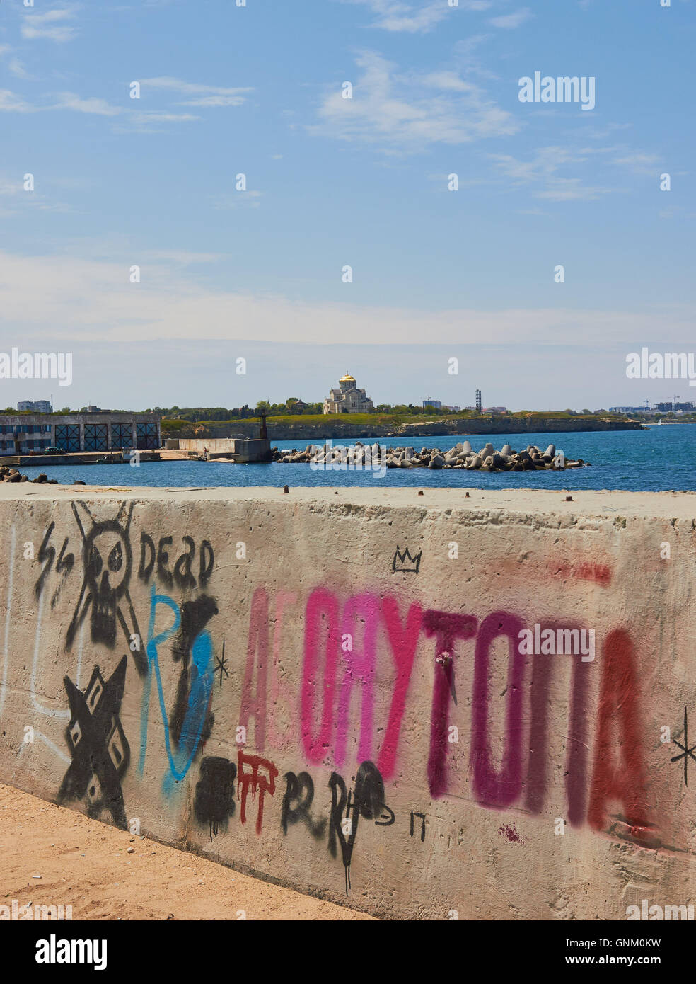 Graffiti an einem Anlegesteg am Schwarzen Meer mit St Vladimirs Kathedrale am Horizont Sewastopol-Krim Stockfoto