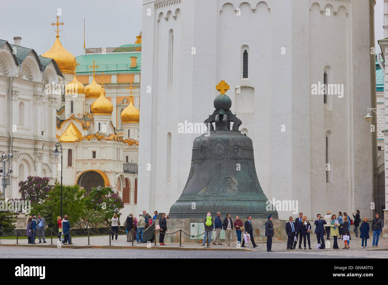 Zarenglocke (1735) und die Kathedrale Mariä Verkündigung (1489) Kreml Moskau Russland Stockfoto