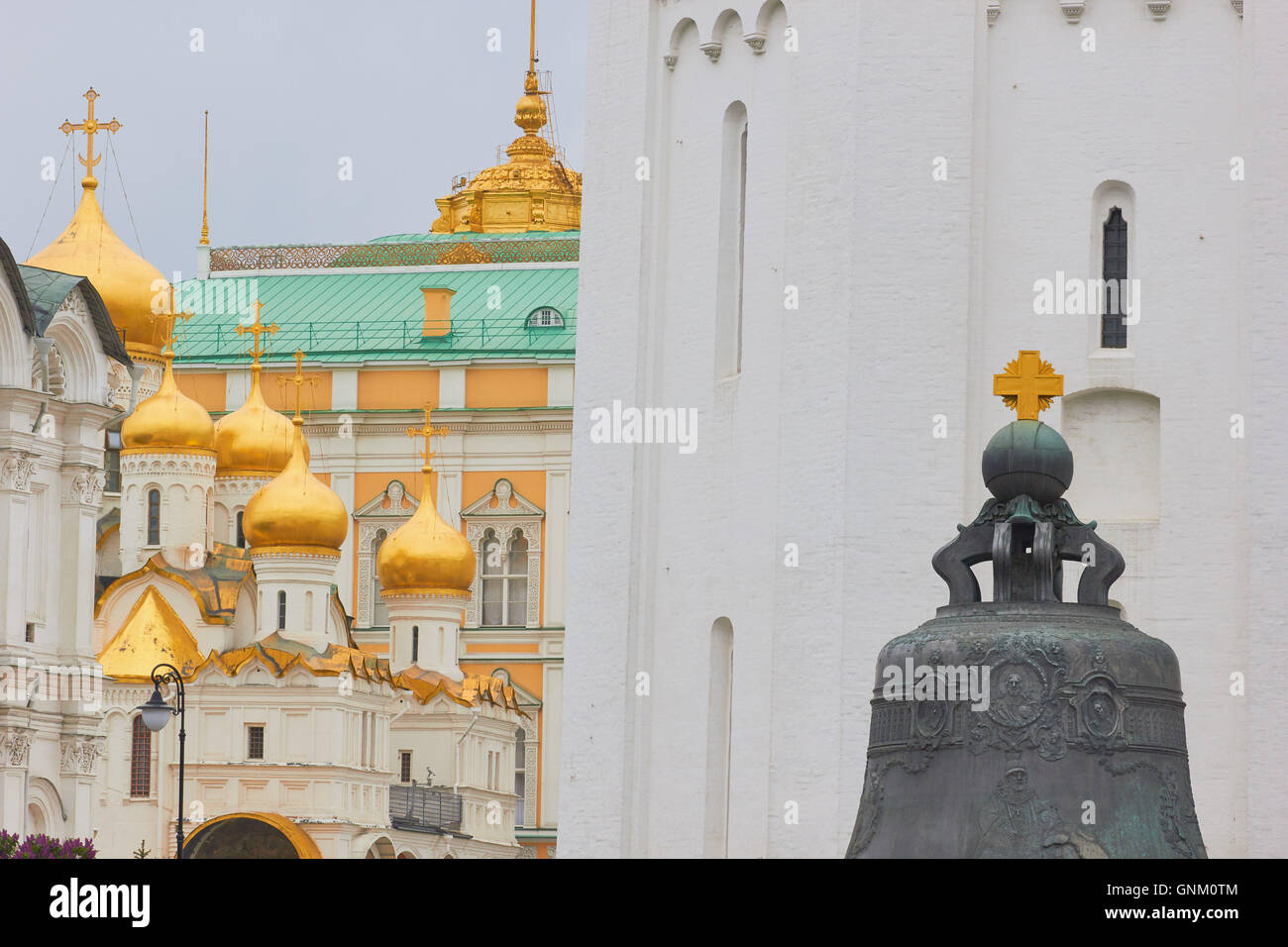 Zarenglocke (1735) und Verkündigung Kathedrale (1489) mit seinen goldenen Kuppeln Kreml Moskau Russland Stockfoto