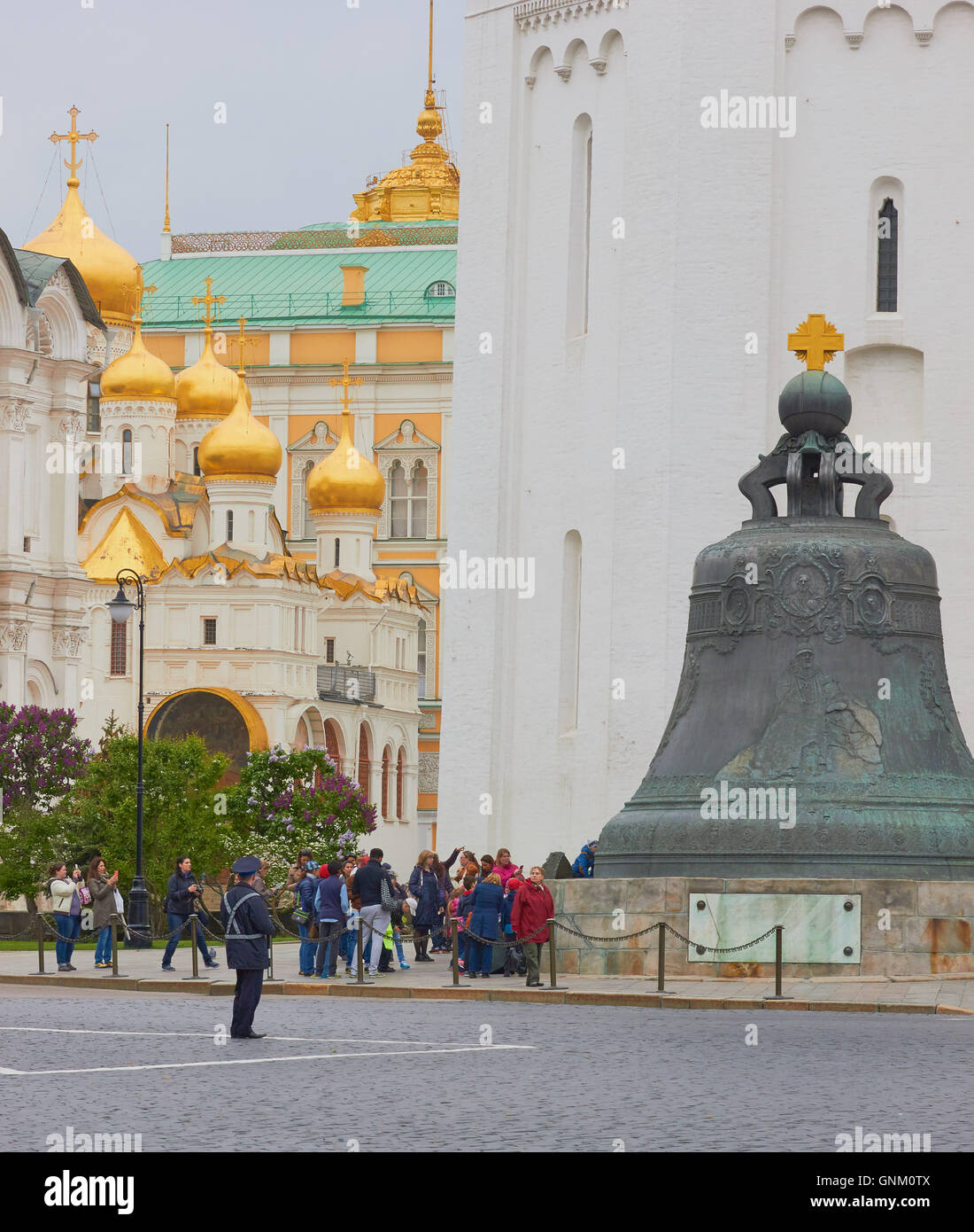 Zarenglocke (1735) und Verkündigung Kathedrale (1489) mit seinen goldenen Kuppeln Kreml Moskau Russland Stockfoto