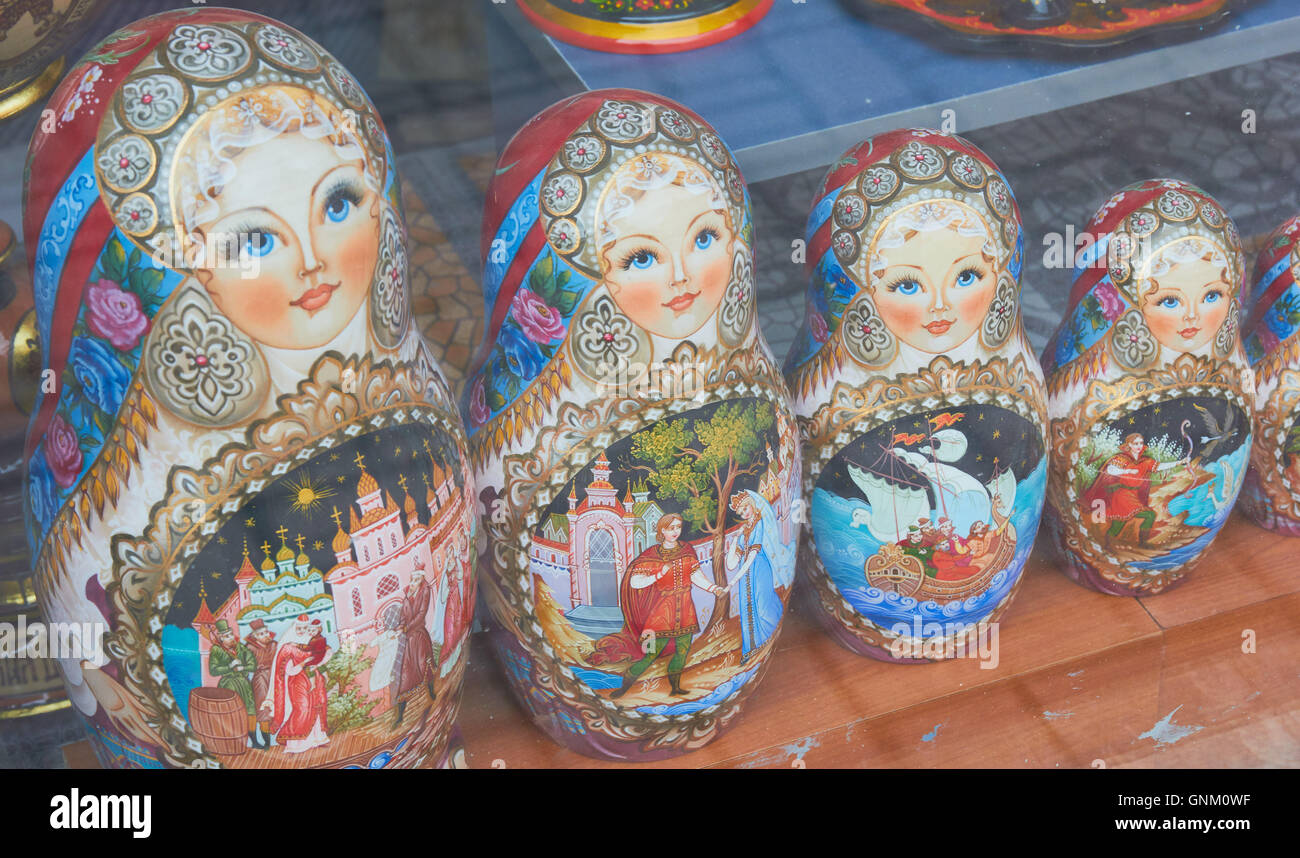 Russische Matroschka Puppen im Souvenir-Shop-Fenster angezeigt Moskau Russland Stockfoto